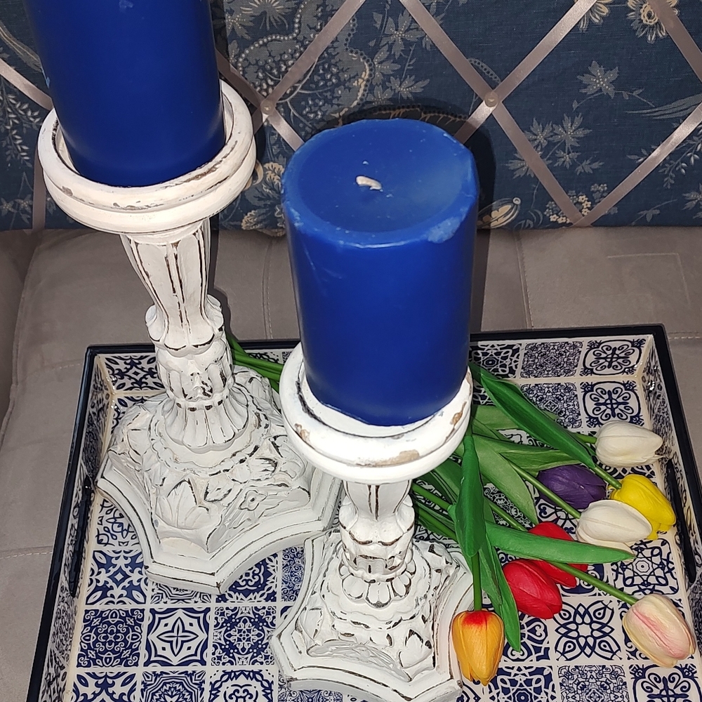 12x17 tray with 2 distressed candle holders and 2 navy candles and a few tulips